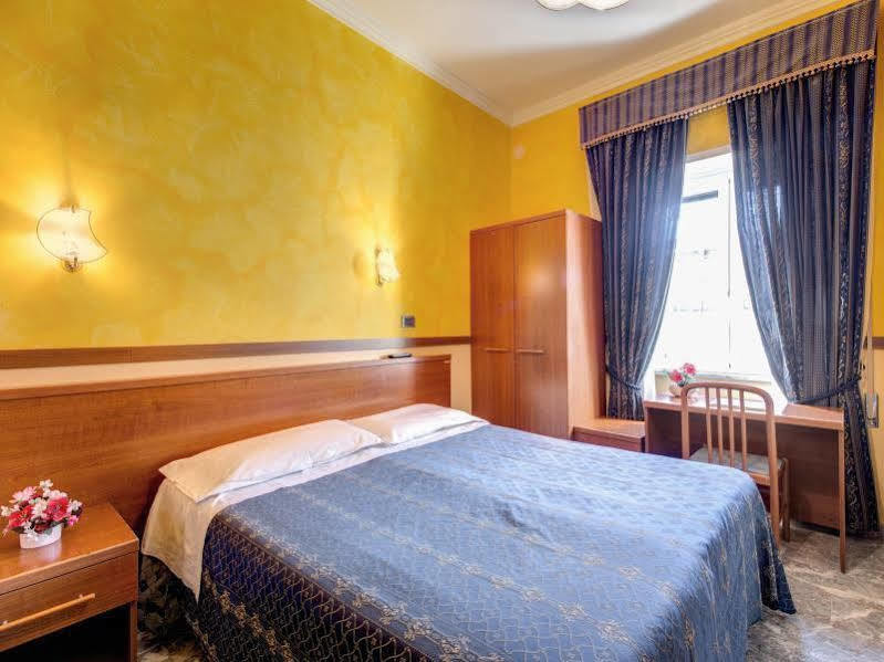Hotel Planet Roma Esterno foto