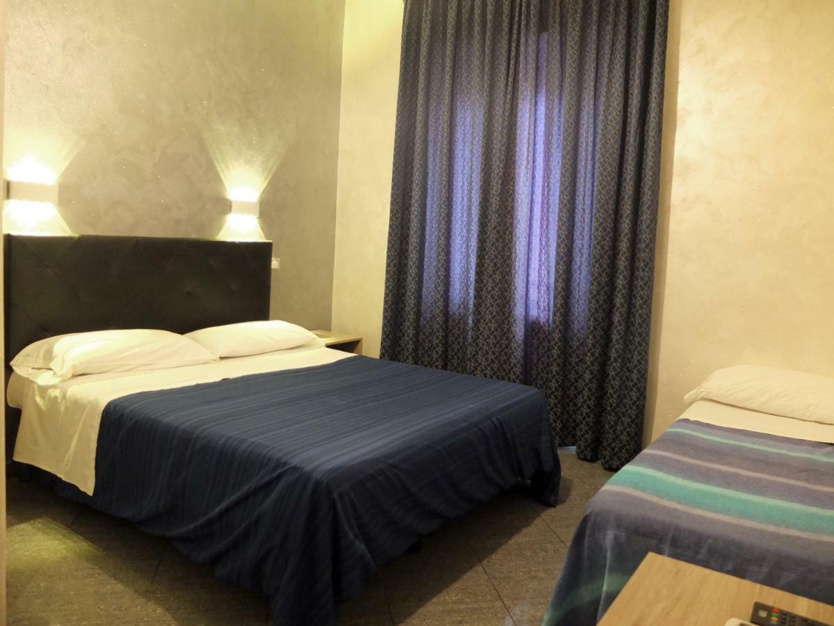 Hotel Planet Roma Esterno foto