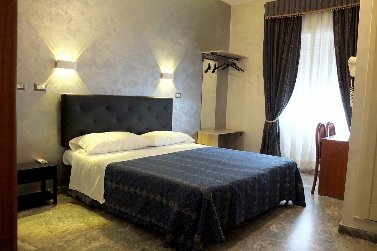 Hotel Planet Roma Esterno foto